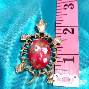 Vintage Garry's turtle brooch.